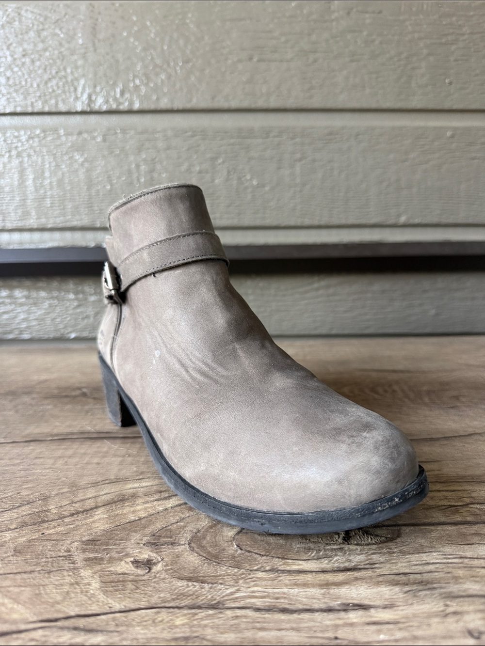UGG Women's Taupe Nubuck Ankle Boot with Side Buckle size 8